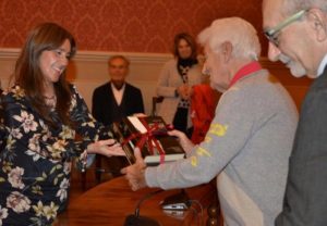 La curatrice dell'incontro per conto della biblioteca di Persiceto, Silvia Nicoli Marchesini con i libri donati a Loriano Macchiavelli